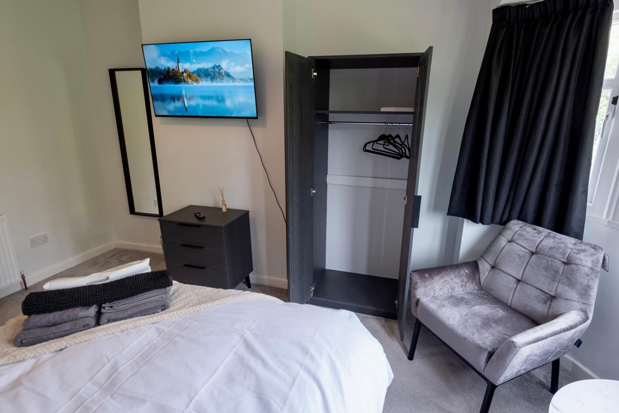 Double Room In Refurbished 5 Bed Home With Wifi And Tv BW Room 4 솔리헐 외부 사진