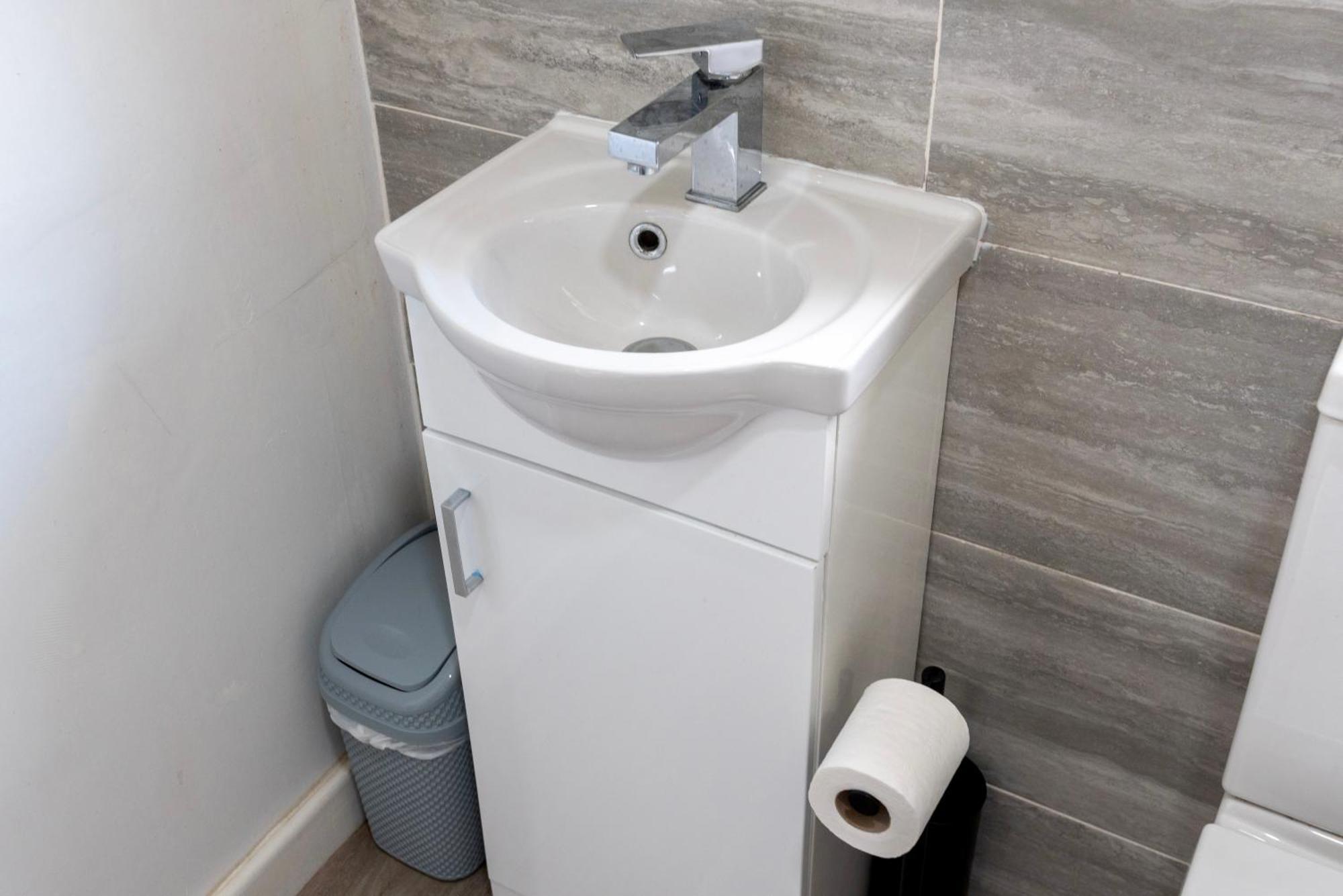 Double Room In Refurbished 5 Bed Home With Wifi And Tv BW Room 4 솔리헐 외부 사진