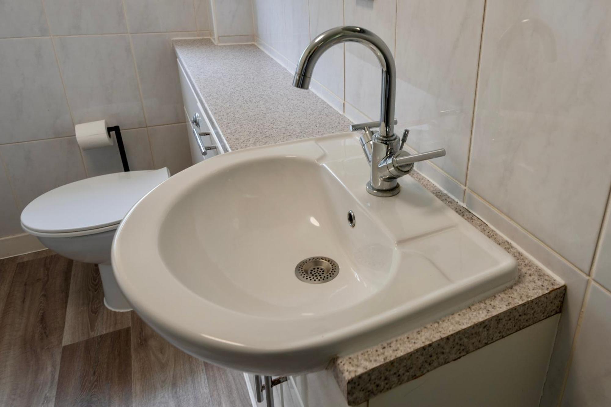 Double Room In Refurbished 5 Bed Home With Wifi And Tv BW Room 4 솔리헐 외부 사진